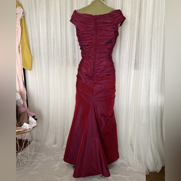 Vintage 1990’s elegant Tadashi ball/evening taffeta! Mermaid with a train - Picture 3 of 17